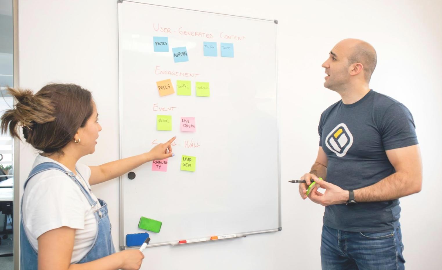 Équipe Thryzethia travaillant sur des stratégies éducatives innovantes